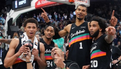 Kaiyun Sports-开云体育-霍里：马刺有8人场均得分上双 他们在打团队篮球