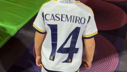 深爱！卡塞米罗社媒晒儿子身穿印有自己名字的皇马14号球衣照