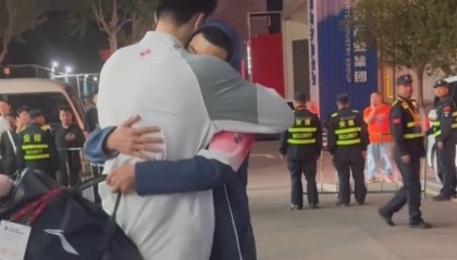 Kaiyun Sports-开云体育-沪鲁G2赛后暖心时刻！张镇麟高诗岩拥抱告别，曾经战友均证明价值