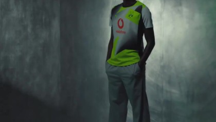 多特发布本赛季客场球衣：银雾灰主色调，拼接黄黑配色图案